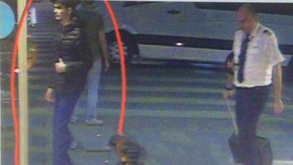 اولین تصویر از یکی از بمب گذاران انتحاری دیشب در فرودگاه استانبول منتشر شد

دقایقی قبل از حادثه در حال قدم زدن در ترمینال فرودگاه/العالم